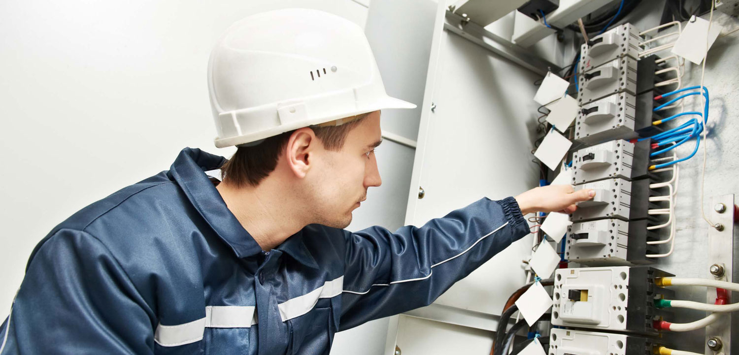 Profesional realizando una instalación eléctrica en un cuadro de distribución
